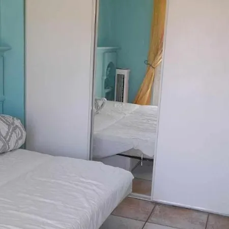 Chambre Privee Dans Un Appartement De 4 Chambres Guest house Toulon
