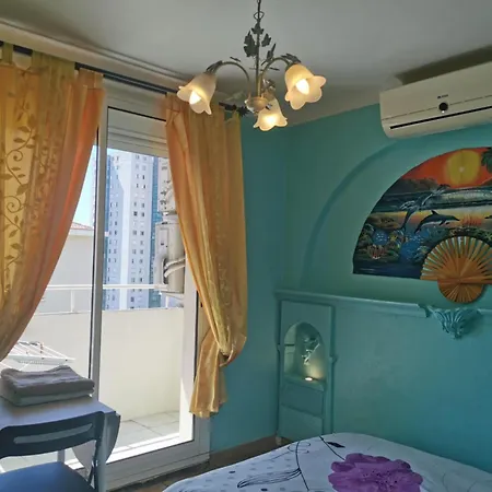 Chambre Privee Dans Un Appartement De 4 Chambres Guest house Toulon